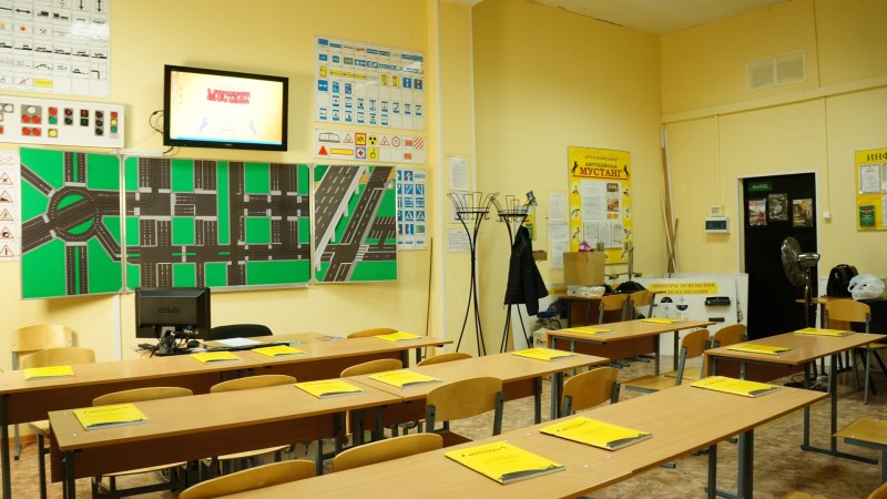 учебный класс автошколы в Калининском районе Санкт-Петербурга